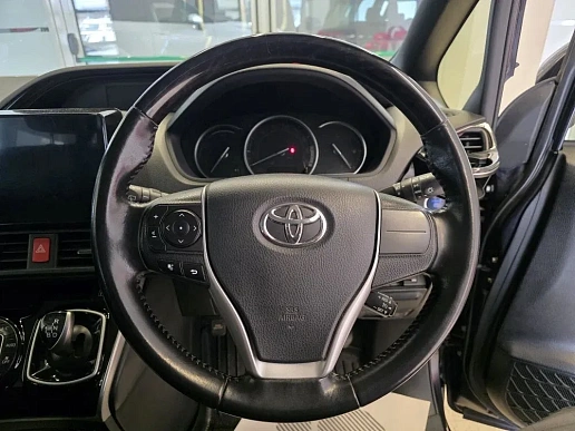 Купить Тойота Воксй 2015г.