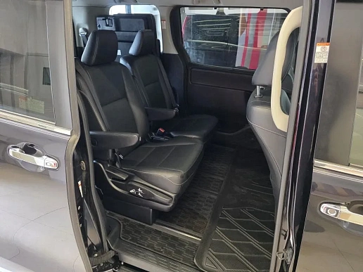 Купить Тойота Воксй 2015г.