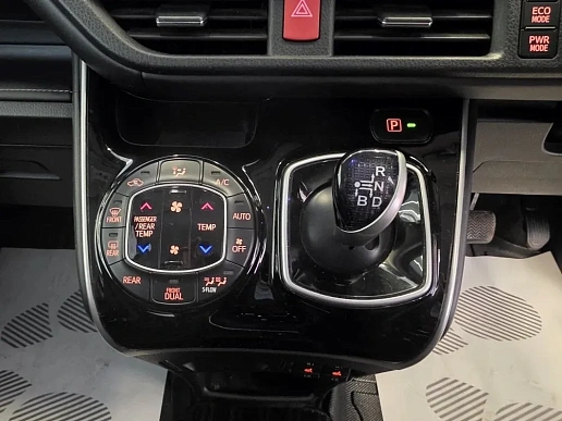 Купить Тойота Воксй 2015г.